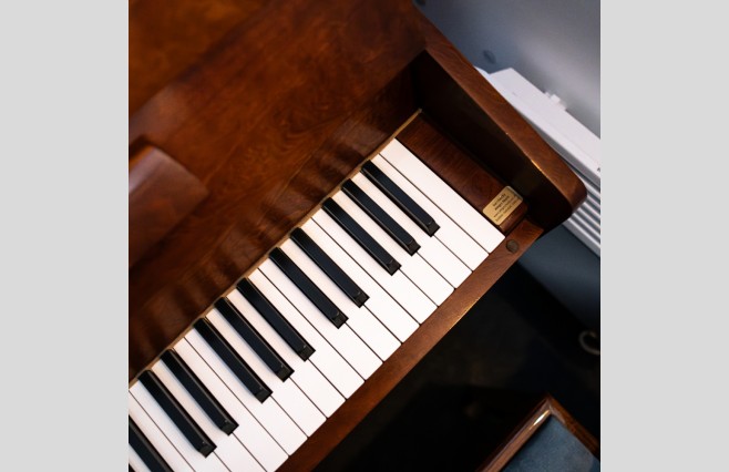 Used Woodchester Polished Mahogany 108 Upright Piano - All Inclusive Premium Package (SN:07116) - Image 8